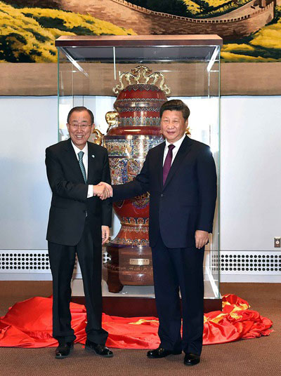 9月27日，國家主席習近平在紐約出席中國向聯合國贈送“和平尊”儀式。聯合國秘書長潘基文出席。新華社記者李濤攝